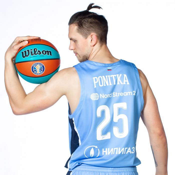Foto de Mateusz Ponitka, temporada 2020-2021