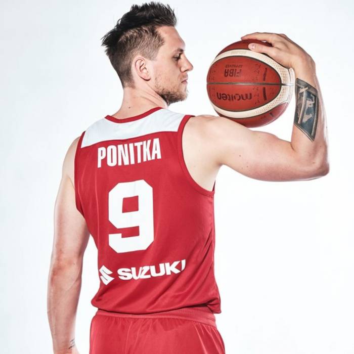 Foto de Mateusz Ponitka, temporada 2021-2022