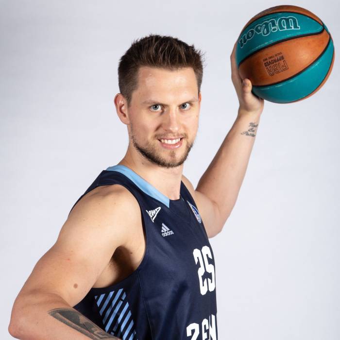 Photo of Mateusz Ponitka, 2021-2022 season
