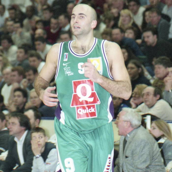Photo of Roger Esteller, 2000-2001 season